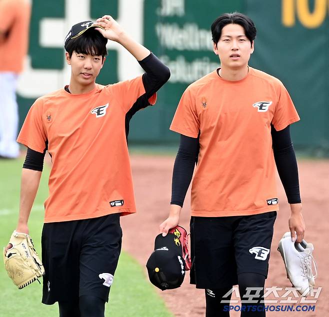 장충고 입단 동기생 한화 황준서, 조동욱.