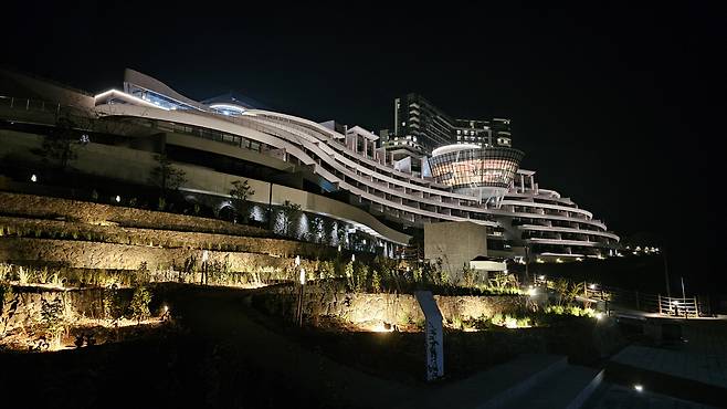 ◇쏠비치 남해에 어둠이 내리면, 낮과는 또 다른 장소로 변한다. 비스트로 게미로 바닷바람을 맞으며  걷다보면 연스레 멋진 풍경을 마주하는 산책코스가 완성된다. 사진=김세형