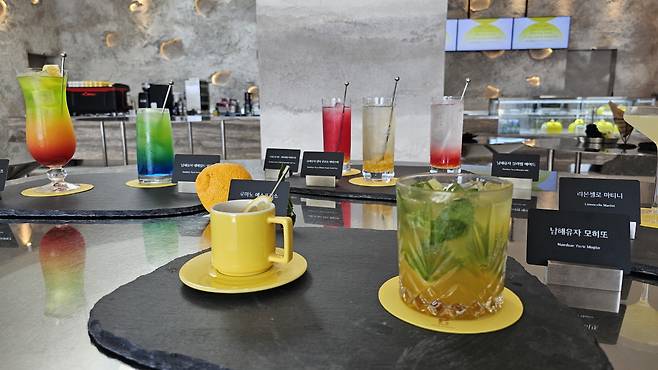 ◇쏠비치 남해는 현지 특산물인 유자와 마늘을 비롯해 다양한 해산물 활용한 메뉴를 선보이고 있다. 사진=김세형