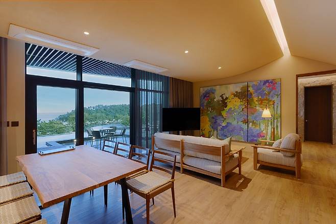 ◇쏠비치 남해의 빌리 루나의 거실 모급. 빌라의 경우 취사가 가능하며, 개인풀이 포함되어 있어 가족이 즐기기 좋다. 사진제공=소노인터내셔널