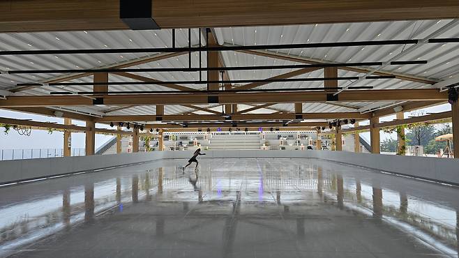 ◇쏠비치 남해의 아이스비치는 사계절 이용이 가능한 스케이트장이다. 천장은 개폐식으로, 날씨와 계절에 따라 편안하게 이용할 수 있도록 했다. 사진=김세형