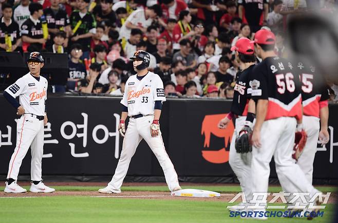 10일 대전 한화생명 볼파크에서 열린 한화와 KIA의 경기. 5회말 2사 1, 2루. 최인호 볼넷 때 유로결이 3루에서 견제사를 당했다. 상황을 지켜보는 KIA 선수들. 대전=송정헌 기자songs@sportschosun.com/2025.07.10/