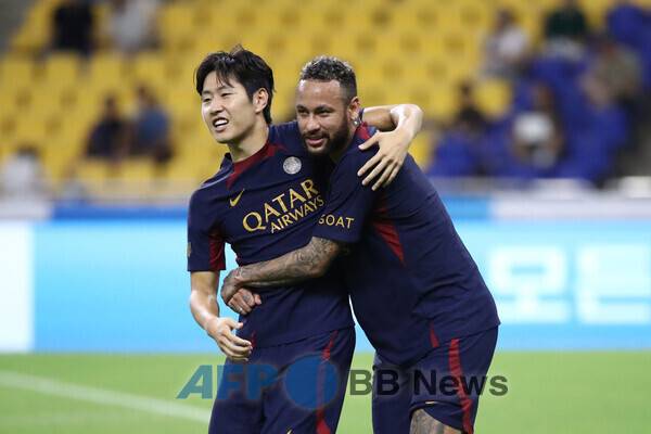 2개월 정도 함께한 네이마르와도 절친한 이강인. ⓒAFPBBNews = News1