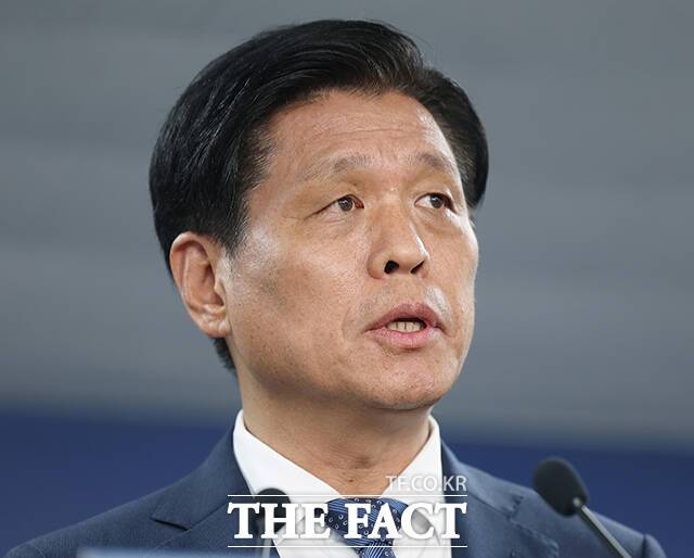 조승래 국정기획위원회 대변인은 9일 서울 종로구 정부서울청사 창성동 별관에서 열린 정례브리핑에서 "개헌안을 국정과제에 담는 것과 별개로 시기와 내용은 결국 국회와 협의를 통해 정할 수밖에 없는 문제인 만큼 국정위가 목표를 정할 때 조금은 한계가 있을 수밖에 없다"고 말했다. /임영무 기자