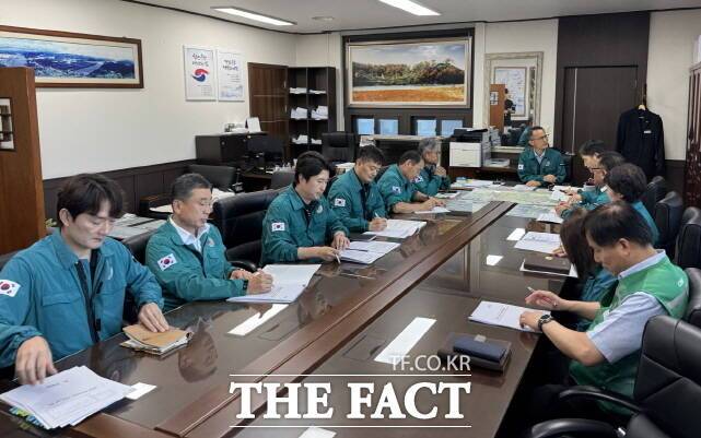 시는 9일 시청 재난안전대책본부에서 송무경 부시장 주재로 관련 부서장들이 참석한 가운데 대책회의를 열고 있다. /공주시