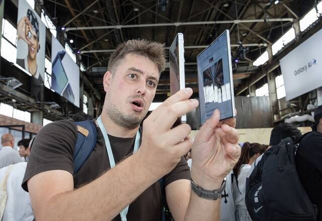 9일 오후 11시(한국시간) 미국 뉴욕 브루클린 듀갈 그린하우스에서 열린 갤럭시 언팩을 찾은 관람객이 폴더블폰 신제품 '갤럭시Z폴드7'을 체험하고 있다. /삼성전자