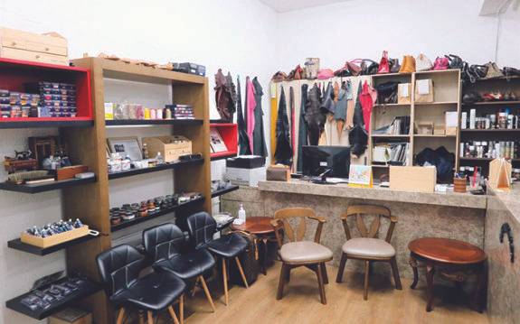 강남사는 샤넬, 루이비통, 에르메스 등 고가 브랜드의 가방을 정교하게 되살리는&nbsp;작업을 전문으로 한다.