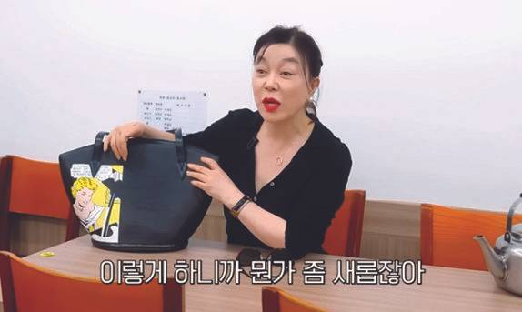 복원이나 수선을 넘어, 개성을 입히는 리디자인도 인기. 강희재는 히스토리 바이 딜런과 함께 버킨백을 커스텀했고(위쪽), 최화정은 마카주로&nbsp;낡은 백에 새로운생명을 불어넣었다.