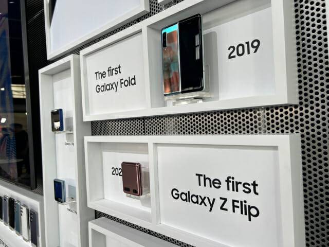 9일(현지시간) 미국 뉴욕 브루클린 듀갈 그린하우스에서 열린 '갤럭시 언팩 2025' 행사장에 전시된 1세대 갤럭시 폴드 (사진=지디넷코리아 신영빈 기자)