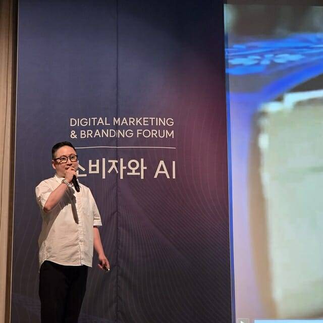 7월 10일 서울 역삼에서 열린 'DMBF 2025'에서 최진호 넥스트웨이브 랩 대표가 연설을 진행하고 있다.