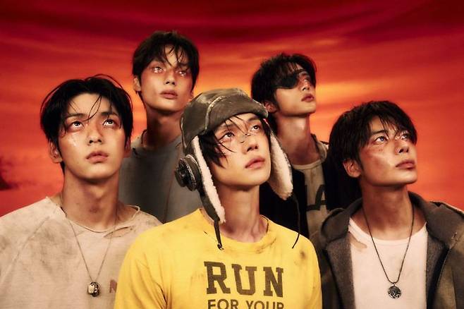 투모로우바이투게더 정규 4집 ‘별의 장: TOGETHER’의 ‘Afterglow’ 버전 콘셉트 포토. 빅히트뮤직