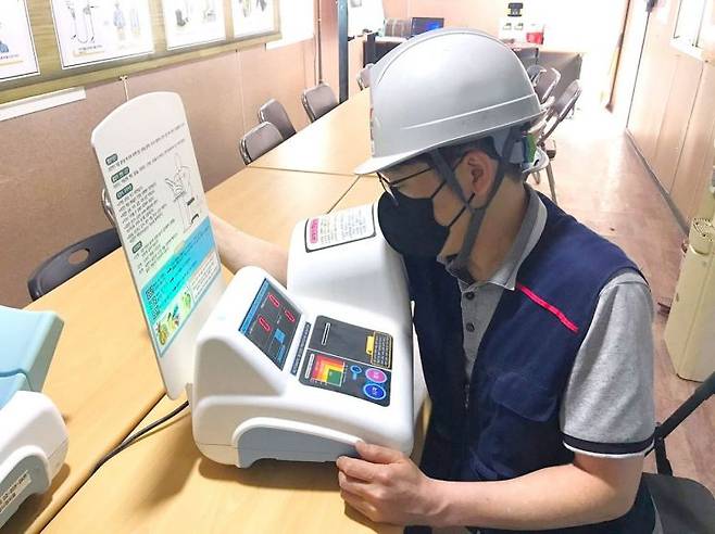 부영 아파트 공사 현장에서 근로자가 건강 체크를 하고 있다. 부영그룹 제공