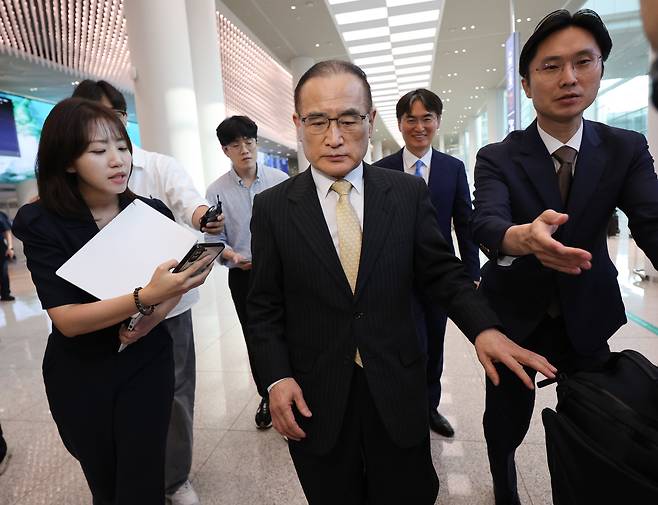 통상·안보 현안을 논의하기 위해 미국을 방문했던 위성락 국가안보실장이 9일 인천국제공항 제2터미널을 통해 귀국하고 있다./연합뉴스