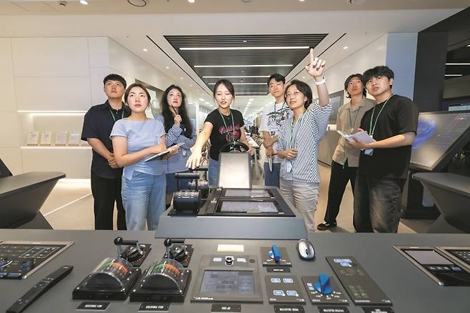 지난 8일 경기도 성남시 HD현대 글로벌R&D(연구개발)센터에서 연구원들이 자율운항 시스템과 관련한 회의를 하고 있다. 회의 참석자 중 절반이 여성이고, 대부분이 2030 세대 젊은 인재들이다. 조선 업계에는 최근 다양한 분야 젊은 인재들이 유입되면서 변화의 바람이 불고 있다. /HD현대