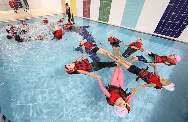 8일 대구 달서구 대구특수교육원 수영장에서 한 초등학교 학생들이 피서철 수난사고 대비 생존수영 교육을 받고 있다. /연합뉴스