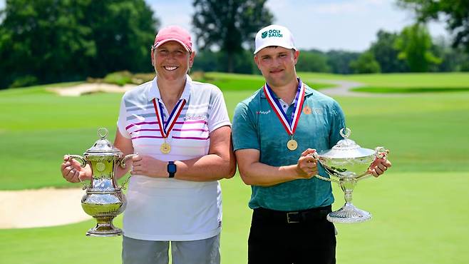 US 어댑티브 오픈 2025년 대회 우승자 킴 무어(왼쪽)와 킵 포퍼트. /USGA