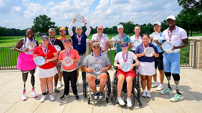 경기 후 전체 우승자, 장애 분야별 우승자들이 모여 사진을 찍었다. 뒷줄 오른쪽 두 번째가 이승민. /USGA