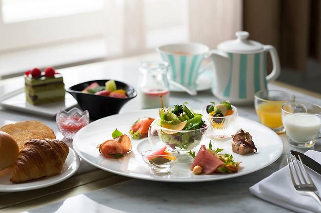 도쿄 스테이션 호텔의 조식. 100종이 넘는 아침 식사 메뉴를 '투숙객 전용'으로 내놓아 재방문율을 높였다. /도쿄 스테이션 호텔 홈페이지