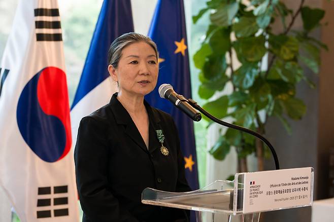 9일 주한 프랑스 대사관저에서 열린 수훈식에서 김수자 작가가 소감을 밝히고 있다. 사진 김진솔. /스튜디오 김수자