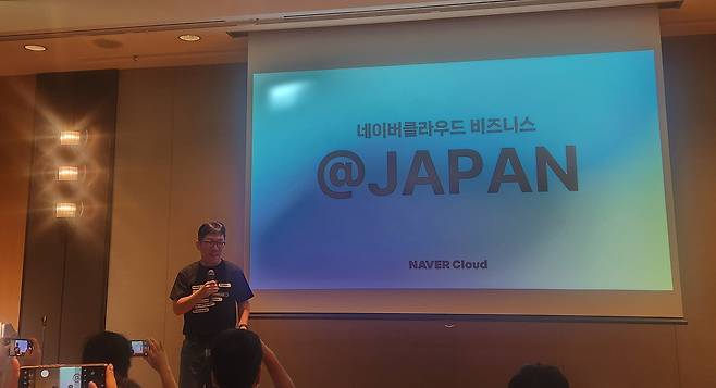 김유원 네이버클라우드 대표가 9일 일본 오사카 힐튼 호텔에서 열린 기자간담회에 참석해 일본 시장 진출 10주년을 맞은 라인웍스의 성과에 대해 소개하고 있다. /오사카(일본)=심민관 기자