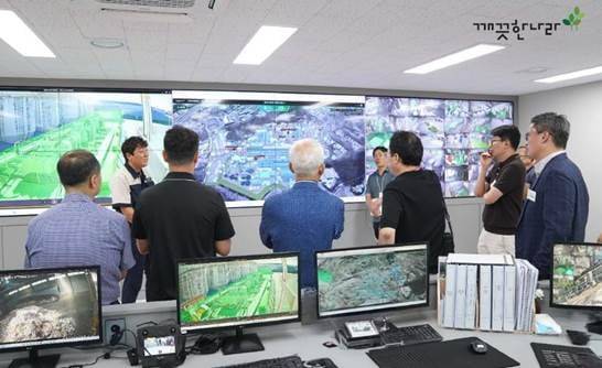 깨끗한나라 청주공장을 방문한 한국제지연합회 회원사 임직원들. /깨끗한나라 제공