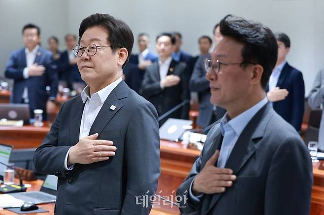 이재명 대통령이 8일 용산 대통령실에서 열린 국무회의에서 국기에 경례하고 있다. 오른쪽은 김민석 국무총리. ⓒ연합뉴스