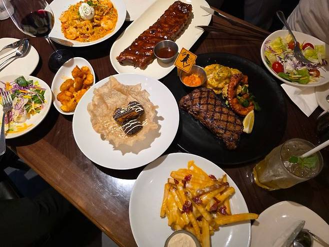 다이닝브랜즈그룹의 캐주얼 다이닝 레스토랑 아웃백 스테이크하우스(아웃백)가 유니버셜 스튜디오의 영화 ‘쥬라기월드’ 시리즈와 협업한 시즌 특별 한정 메뉴를 오는 8월 까지 선보인다.ⓒ임유정 기자