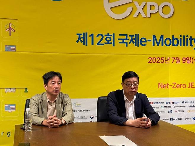 (왼쪽부터) 최영석 한라대학교 스마트모빌리티공학부 교수와 이광범 전 자동차안전연구원 부원장이 9일 제주 신화월드에서 열린 국제 e-모빌리티엑스포에서 기자들과 만나 인터뷰를 하고 있다. ⓒ데일리안 편은지 기자