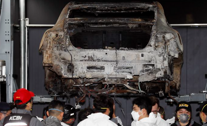 지난해 8월 8일 오전 인천 서구 당하동 자동차 공업소에서 화재가 발생한 벤츠 전기차에 대한 2차 합동감식이 실시되고 있다.ⓒ뉴시스