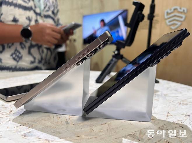 바 타입 스마트폰인 갤럭시 S25 울트라(왼쪽)만큼 두께를 줄인 갤럭시 Z 폴드7(오른쪽)의 모습.