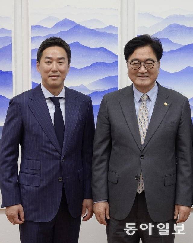 우원식 국회의장(오른쪽)과 윤인구 제헌국회의원 유족회 회장. 윤인구 제공