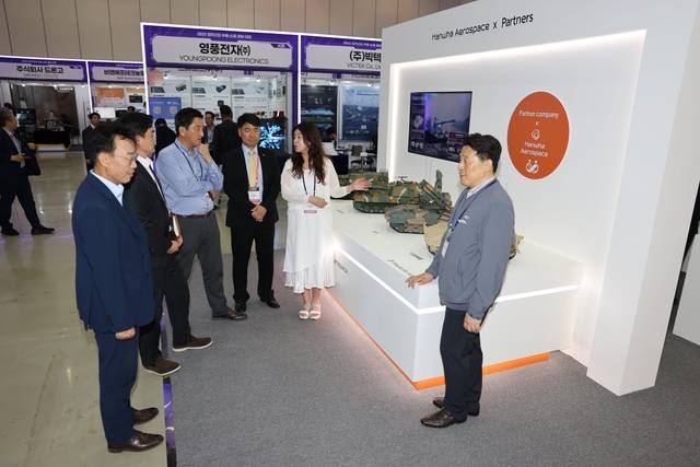 한화에어로스페이스가 ‘2025 방위산업 부품?소재 장비 대전’에 협력업체 12곳과 ‘상생협력존’을 만들어 참가했다고 10일 밝혔다. 사진은 상생협력존을 방문한 관람객들에게 한화에어로스페이스 직원들이 협력업체가 참여한 대표 무기체계와 함께 협력업체 동반성장 프로그램 등에 대해 설명하고 있다. 한화에어로스페이스 제공