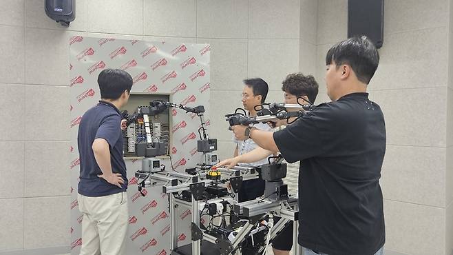 ETRI 연구진이 AI 로봇을 활용한 전력설비 점검 기술을 시연하고 있다.