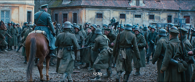 7914159654_486616_614620995b0aa19be8f0133a1a0c1d5b.png 서부전선 이상없다 독일 장군 종전연설 장면 서부전선 이상없다 독일 장군 종전연설 장면