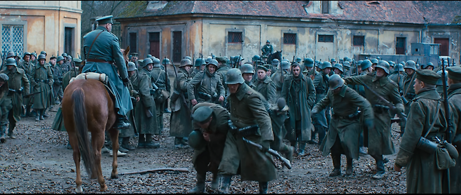 7914159654_486616_b7de39956de14c614d58ddf5d67c9fa6.png 서부전선 이상없다 독일 장군 종전연설 장면 서부전선 이상없다 독일 장군 종전연설 장면