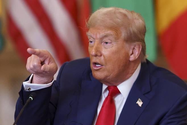 미국의 도널드 트럼프 대통령이 9일(현지시간) 워싱턴DC 백악관에서 아프리카 정상들과 대화하고 있다.EPA연합뉴스