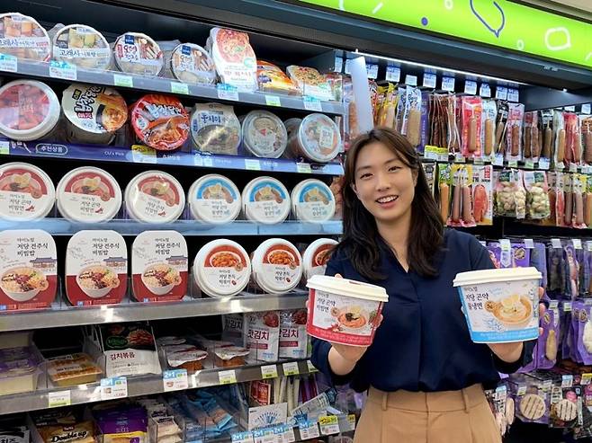 모델이 마이노멀과 협업한 HMR 상품을 들고 홍보하고 있다. BGF리테일 제공