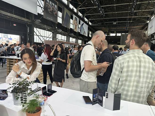 관람객들이 9일(현지시간) 미국 뉴욕 브루클린에 위치한 듀갈 그린하우스에서 개최된 하반기 '갤럭시 언팩 2025' '갤럭시 Z 폴드7' 체험존에서 갤럭시 Z 7시리즈를 살펴보고 있다. 사진=홍창기 기자