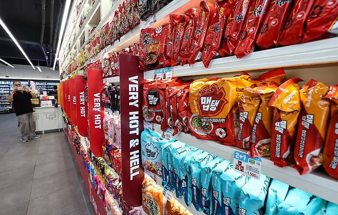 서울 마포구 CU 홍대상상점 라면 라이브러리에 매운 라면 제품이 진열돼 있다. 뉴스1