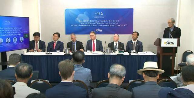 모스 탄(오른쪽 두 번째) 미국 리버티대 교수가 포함된 국제선거감시단이 26일 미 워싱턴 내셔널프레스빌딩에서 ‘한국 6·3 대선 선거 사기 보고’ 기자회견을 하고 있다. 맨 오른쪽에 서 있는 진행자가 도널드 트럼프 미국 대통령이 공식 석상에서 신뢰를 표시한 중국계 극우 논객 고든 창. 한국보수주의연합(KCPAC) 유튜브 영상 화면 캡처