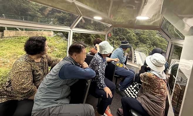 모노레일을 타고 대금굴로 향햐는 여행객들. 박미향 기자