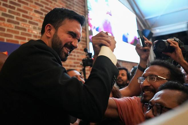 조란 맘다니 뉴욕주 하원의원이 지난달 25일(현지시각) 뉴욕시장 민주당 후보 경선에서 승리하고 지지자들과 기쁨을 나누고 있다. 로이터 연합뉴스