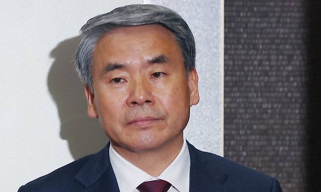 방산협력 관계부처 주요 공관장 회의에 참석하는 이종섭 주 호주대사가 지난달 28일 오전 정부서울청사 외교부 회의장으로 향하고 있다. 연합뉴스