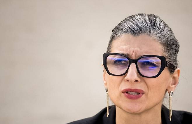 프란체스카 알바네세 유엔 팔레스타인 점령지 특별보고관이 지난해 3월26일 제네바에서 열린 유엔 인권이사회 회의에서 보고를 하고 있다. 제네바/AFP 연합뉴스