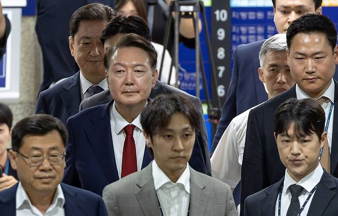 12·3 비상계엄과 관련해 특검의 수사를 받는 윤석열 전 대통령이 9일 서울 서초구 서울중앙지법에서 열린 구속 전 피의자 심문(영장실질심사)이 끝난 뒤 법원을 떠나고 있다. 사진공동취재단