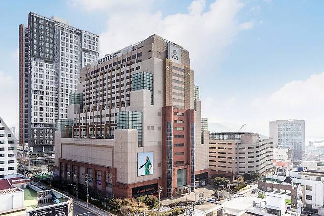 창원시민들 사이에서 해양수산부 임시청사 후보지로 거론되는 옛 롯데백화점 마산점 건물. 창원시 제공