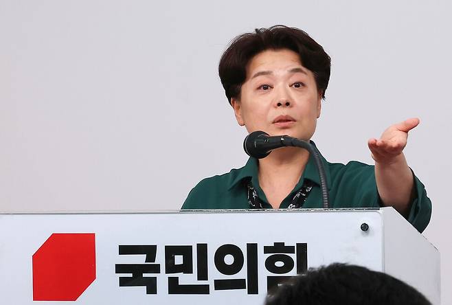 국민의힘 윤희숙 혁신위원장이 10일 서울 여의도 당사에서 열린 제1차 혁신위원회 회의 결과 브리핑에서 취재진의 질문을 받고 있다. 연합뉴스
