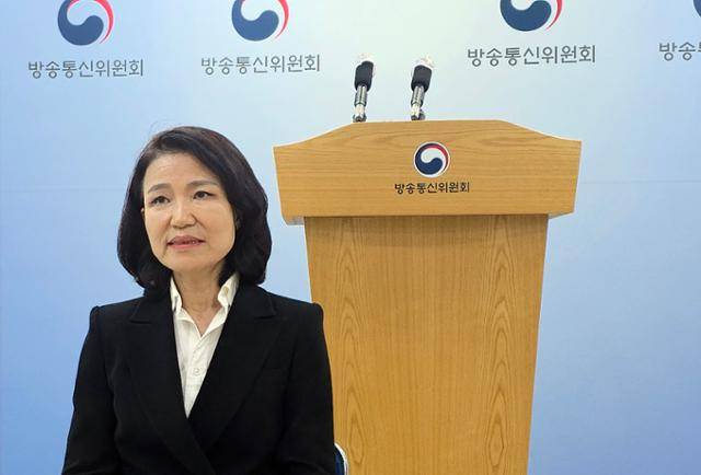 이진숙 방송통신위원장이 9일 경기 과천시 정부과천청사 방송통신위원회에서 국무회의 배석에서 제외된 것과 관련해 "아쉽게 생각한다"면서도 "임기는 내년까지"라며 여권에서 제기되는 사퇴 요구에는 응할 의사가 없음을 밝히고 있다. 과천=연합뉴스