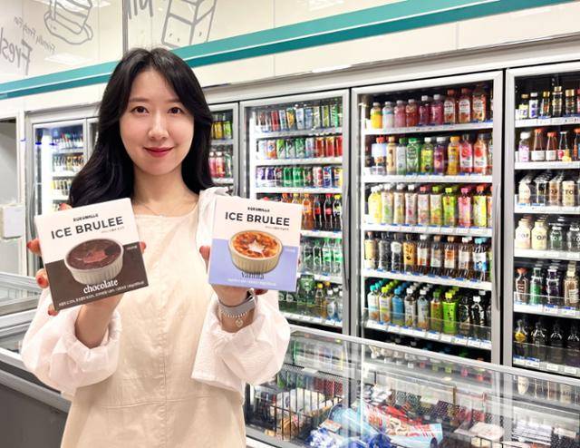 GS25 모델이 아이스브륄레 제품을 들고 포즈를 취하고 있다. GS리테일 제공