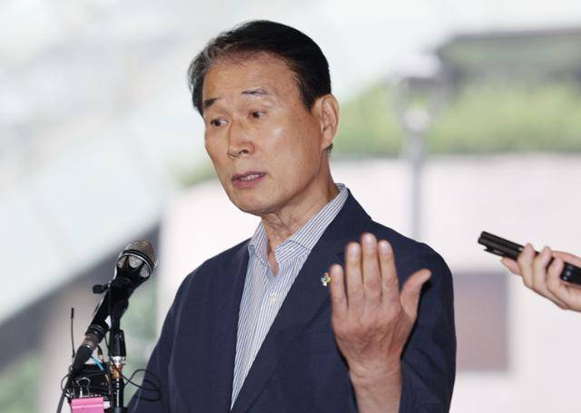 권오을 국가보훈부 장관 후보자가 지난달 25일 서울 중구 서울스퀘어에 마련된 사무실에 출근하던 중 취재진의 질문에 답하고 있다. 뉴시스